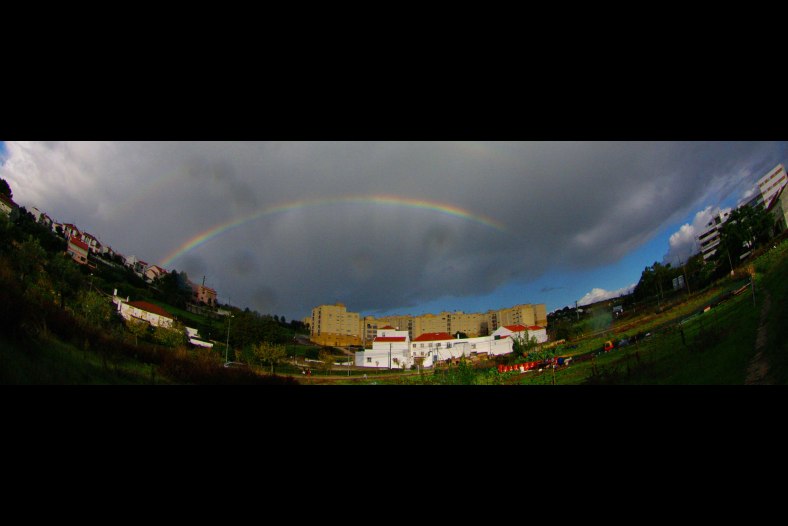 Arco iris e a aldeia (Village and the rainbow)